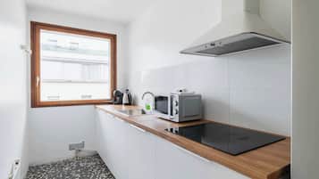 Réfrigérateur, micro-ondes, plaque de cuisson, lave-vaisselle