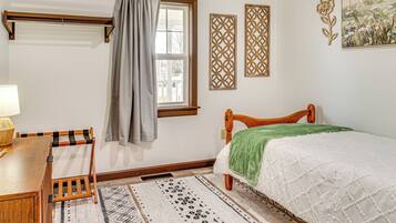 3 bedrooms, desk, internet, bed sheets