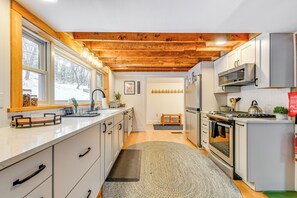 Fridge, microwave, oven, dishwasher - Ski, Hike & Bike: Family-Friendly Belvidere Escape (Belvidere)