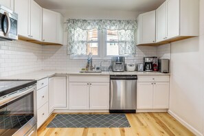 Fridge, microwave, stovetop, dishwasher - 6 Mi to Lincoln Financial: Stylish Philly Townhome (Philadelphia)