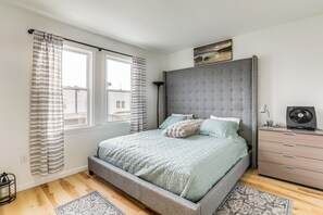 3 bedrooms, desk, iron/ironing board, travel cot - 6 Mi to Lincoln Financial: Stylish Philly Townhome (Philadelphia)