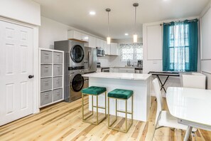 Fridge, microwave, stovetop, dishwasher - 6 Mi to Lincoln Financial: Stylish Philly Townhome (Philadelphia)