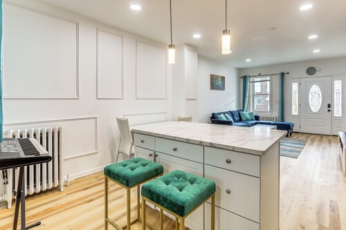 6 Mi to Lincoln Financial: Stylish Philly Townhome