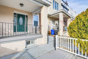 A residential building with a green door, a balcony with a white railing, and a tree in front. - 6 Mi to Lincoln Financial: Stylish Philly Townhome (Philadelphia)