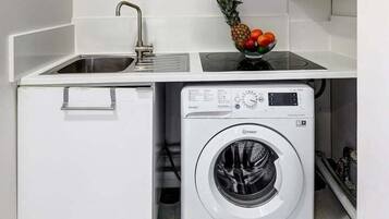 Réfrigérateur, micro-ondes, lave-vaisselle, cafetiÚre/bouilloire