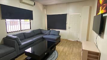 Apartamento Deluxe, cocina | Zona de estar | Una televisión de pantalla plana, Netflix, servicios de streaming