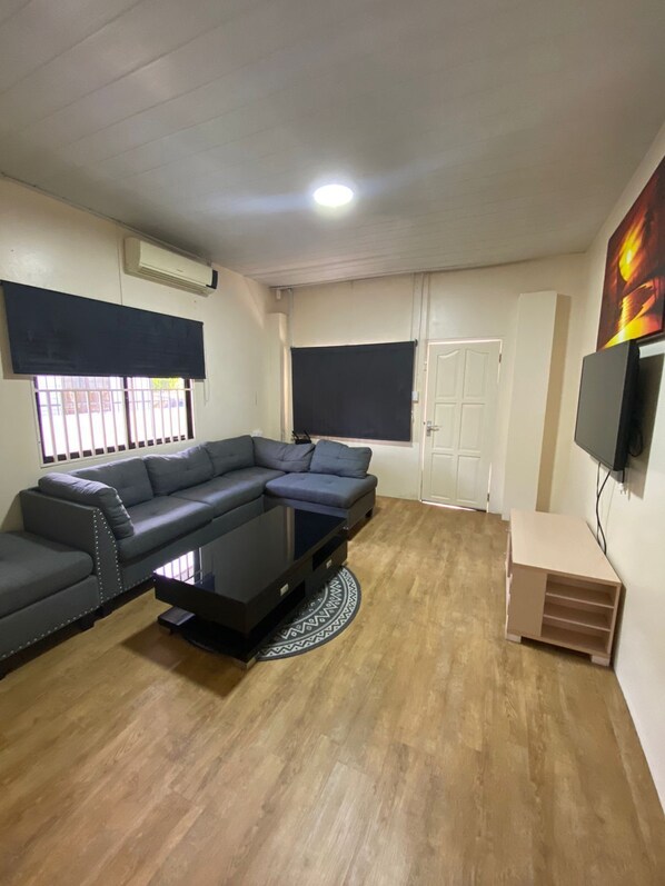 Deluxe-Apartment, Küche | Wohnbereich | 55-Zoll-Flachbildfernseher mit Kabelempfang, Fernseher, Netflix