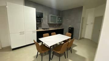 Apartamento de lujo, patio | Cocina privada | Hervidor eléctrico y tostadora
