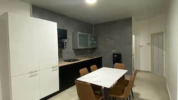 Apartamento de lujo, patio | Cocina privada | Hervidor eléctrico y tostadora