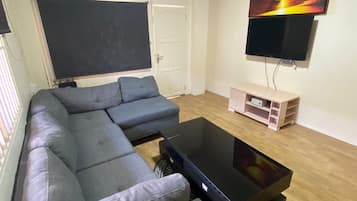 Apartamento Deluxe, cocina | 2 dormitorios, tabla de planchar con plancha, wifi gratis y ropa de cama