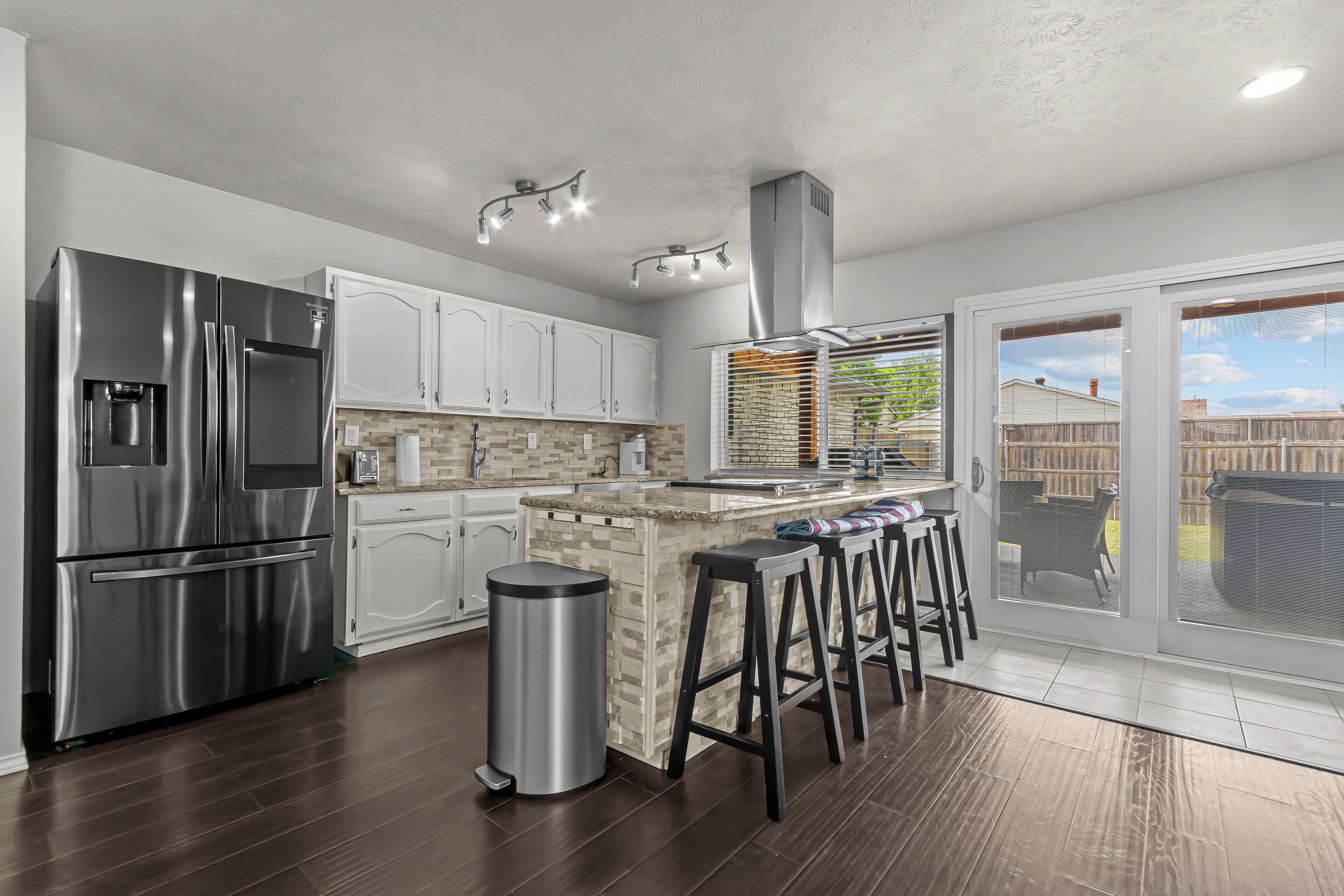 Réfrigérateur, four à micro-ondes, un four, surface de cuisson