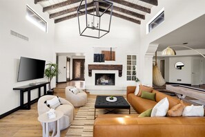 TV, fireplace, offices - Luxe PV Retreat - Pickleball - Heated Pool - Sauna (Paradise Valley)