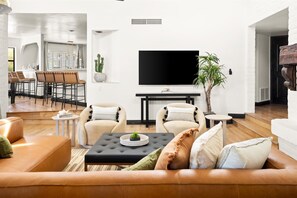 TV, fireplace, offices - Luxe PV Retreat - Pickleball - Heated Pool - Sauna (Paradise Valley)