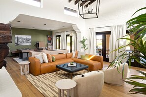 TV, fireplace, offices - Luxe PV Retreat - Pickleball - Heated Pool - Sauna (Paradise Valley)