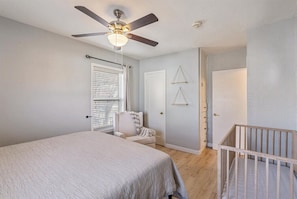 2 soverom, skrivebord, strykejern/-brett og reiseseng for barn