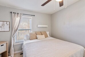 2 habitaciones, escritorio y tabla de planchar con plancha 