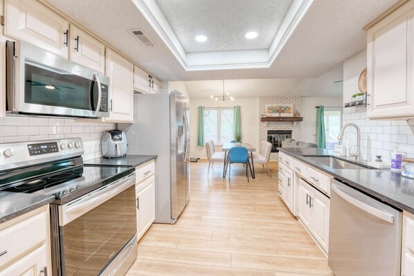 Frigorifero, microonde, forno, piano cottura