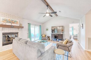 TV, caminetto, studio