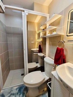 Shower, towels - Nilaya Short Staycation (Quezon City)