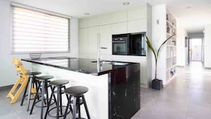 Wasserkocher mit Kaffee-/Teezubehör, Kühlschrank, Ofen, Geschirrspüler