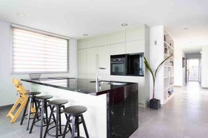 Fridge, oven, dishwasher, coffee/tea maker
