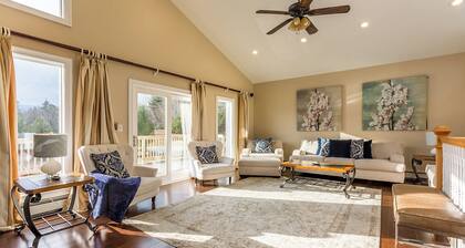 Enchanting 9-bedroom house with Private Lake, Swimming Pool and Hot Tub