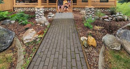 Lodge on Ponderosa. 4 sleeping areas. 2 Bathrooms. WiFi, fireplace, office