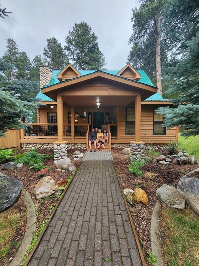 Lodge on Ponderosa. 4 sleeping areas. 2 Bathrooms. WiFi, fireplace, office