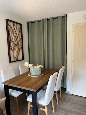 Dining - Magnificent apartment right in the center, walking distance to shops and ski slopes! Terrace (Isola)