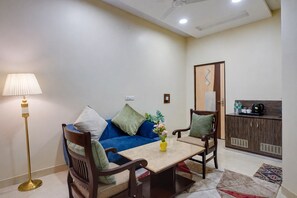 Suite | Woonruimte | Een 32-inch ledtelevisie met satellietzenders en een printer