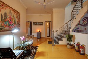 Een 32-inch ledtelevisie met satellietzenders en een printer