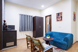 Suite | Khu phòng khách | TV LED 32-inch có truyền hình vệ tinh, máy in 