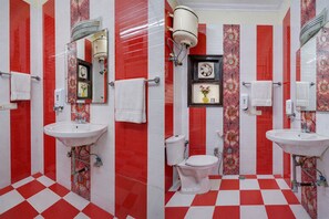 豪華客房 | 浴室 | 淋浴設備、免費梳洗用品、拖鞋、坐浴桶