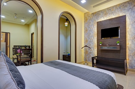 Suite | Premium bedding, individually decorated, individually furnished, desk