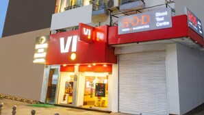 A hotel with a sign for 'Shyama Inn' and 'HOD House of Diagnostics'. - Shyama inn by Rivlet  (New Delhi)