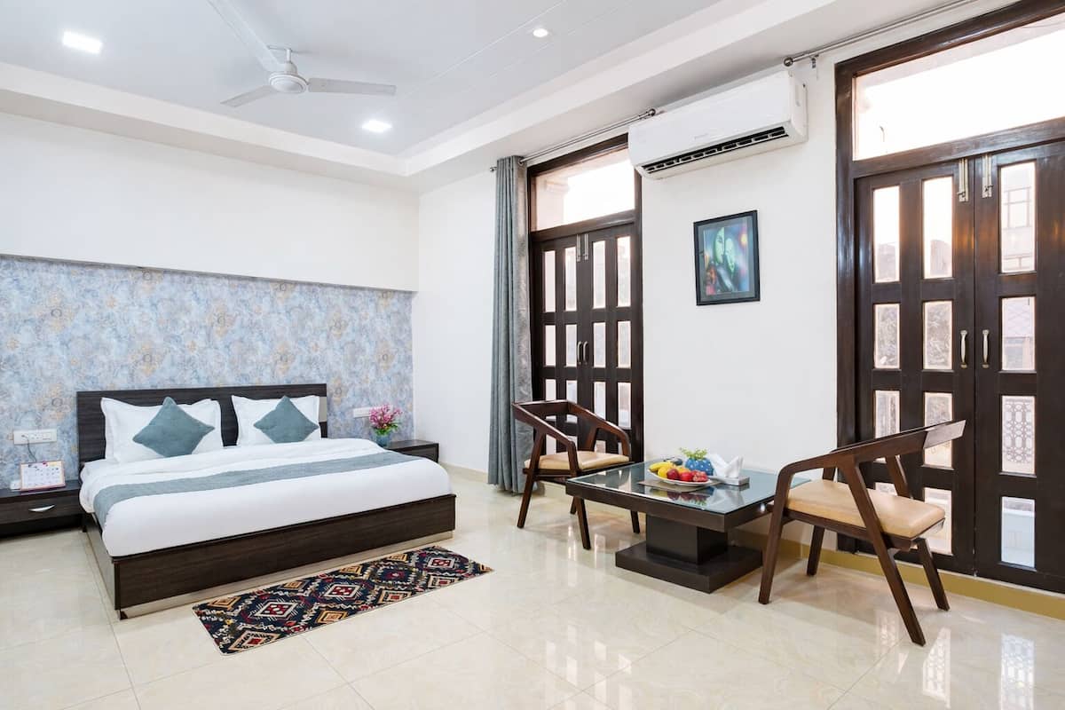 Premium Room | Premium bedding, desk, laptop workspace, blackout drapes
