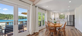 Lakefront Villa (180° view, private dock, boats)