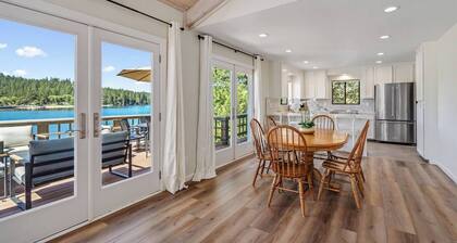 Lakefront Villa (180° view, private dock, boats)