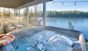 Outdoor spa tub - Cozy Winter Lakefront: Hottub, Views, Yosemite (Pine Mountain Lake)