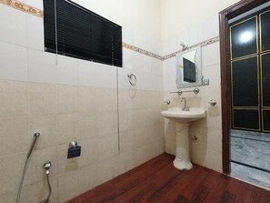 Bathroom - Room-cozy Guest Room in Rawalpindi - Cit (Rawalpindi)