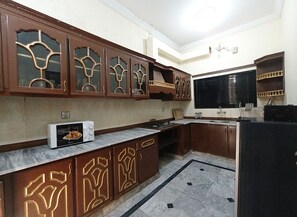 Interior - Room-cozy Guest Room in Rawalpindi - Per (Rawalpindi)