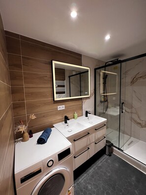 Serviettes fournies, savon, papier toilette