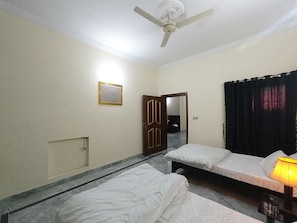 Shared Dormitory, 1 Bedroom, City View - Room-cozy Guest Room in Rawalpindi - Per (Rawalpindi)