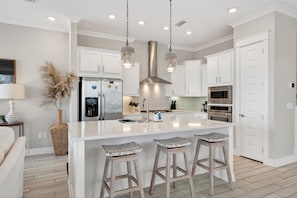 Refrigerador, microondas, horno y parrilla de estufa 