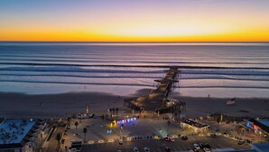 A pier extending into the ocean with a beach area in the foreground. - Casa do Sol by AvantStay | Rooftop Deck w/ Ocean Views | 2 blocks to Beach! (Pismo Beach)