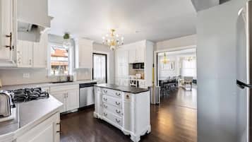 Réfrigérateur, four, lave-vaisselle, cafetiÚre/bouilloire