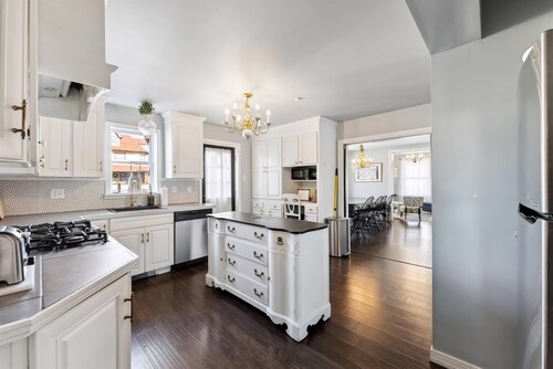 Beautiful 10 Bedroom Victorian Home with 5 Reserved Parking Spaces