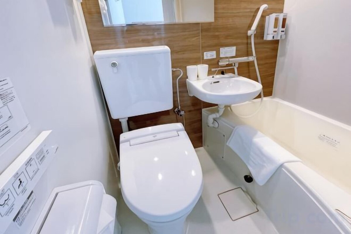 Bathroom | Combined shower/tub, hair dryer, slippers, towels