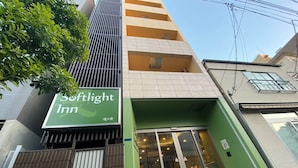 A building with a sign for 'Softlight Inn' and a green entrance. - softlight inn Asakusa Tokyo (Tokyo)