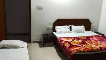 Habitación doble Deluxe, varias habitaciones, vista a la ciudad | Escritorio, wifi gratis y ropa de cama